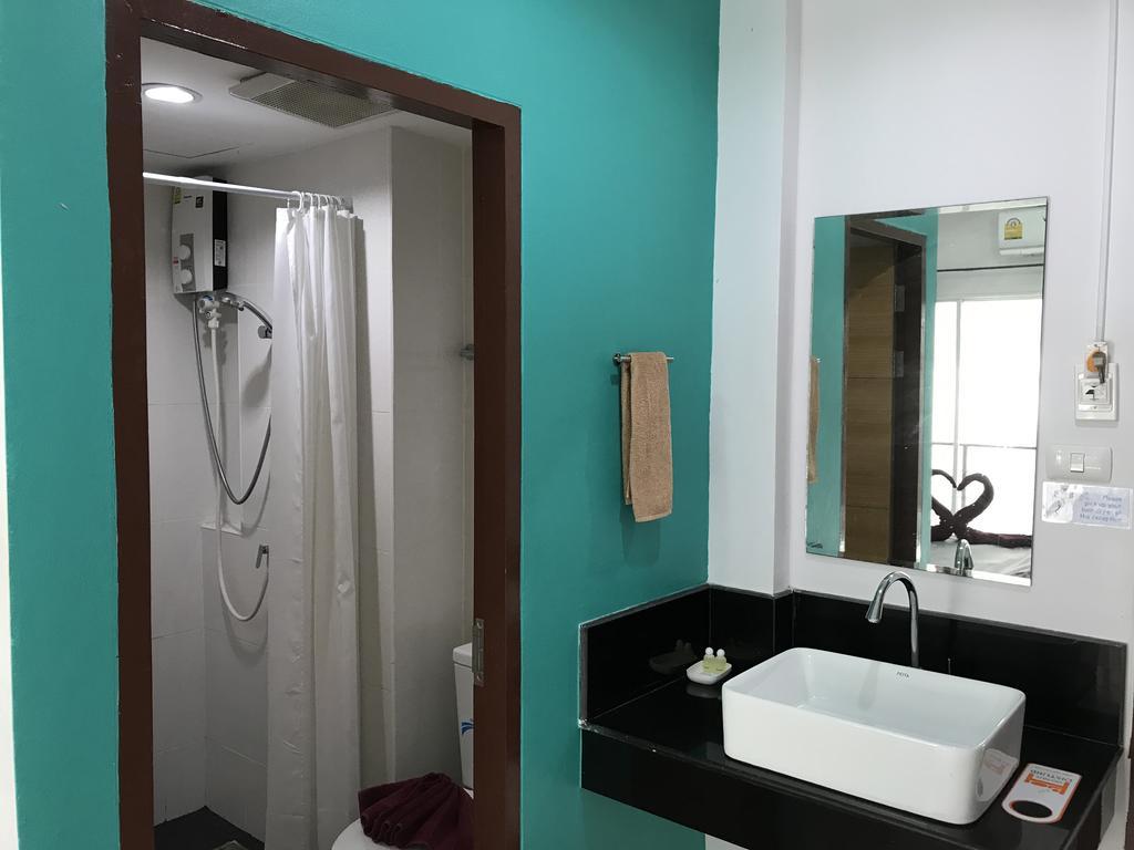Bedbox Guesthouse And Hostel Patong Bagian luar foto