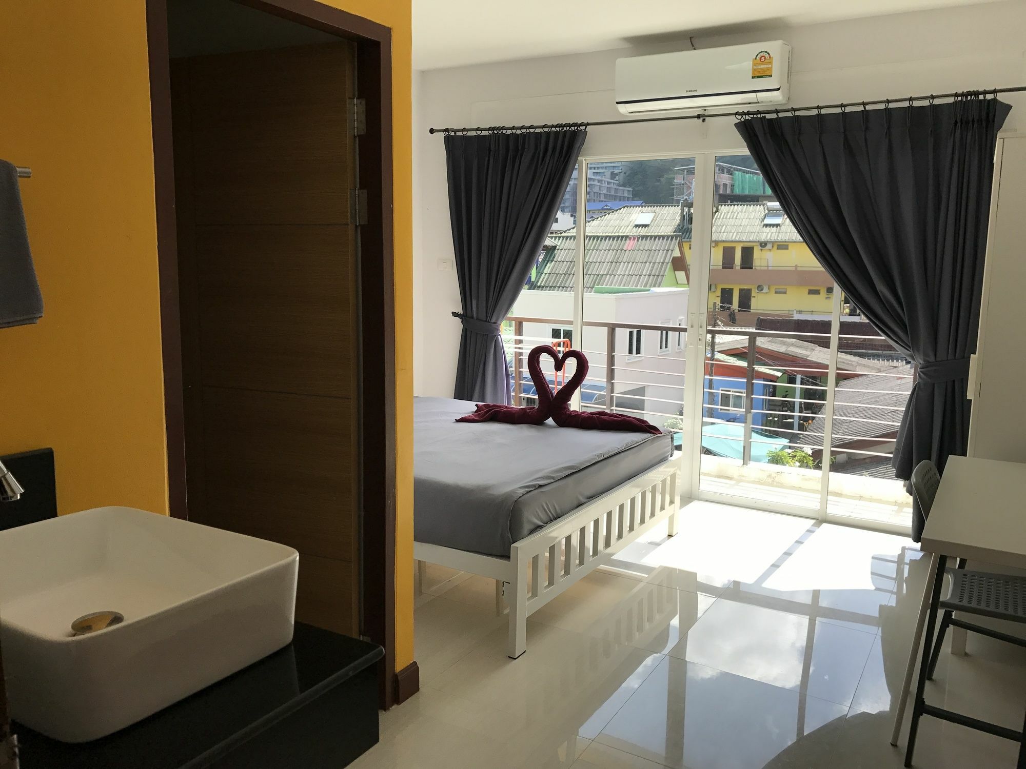 Bedbox Guesthouse And Hostel Patong Bagian luar foto