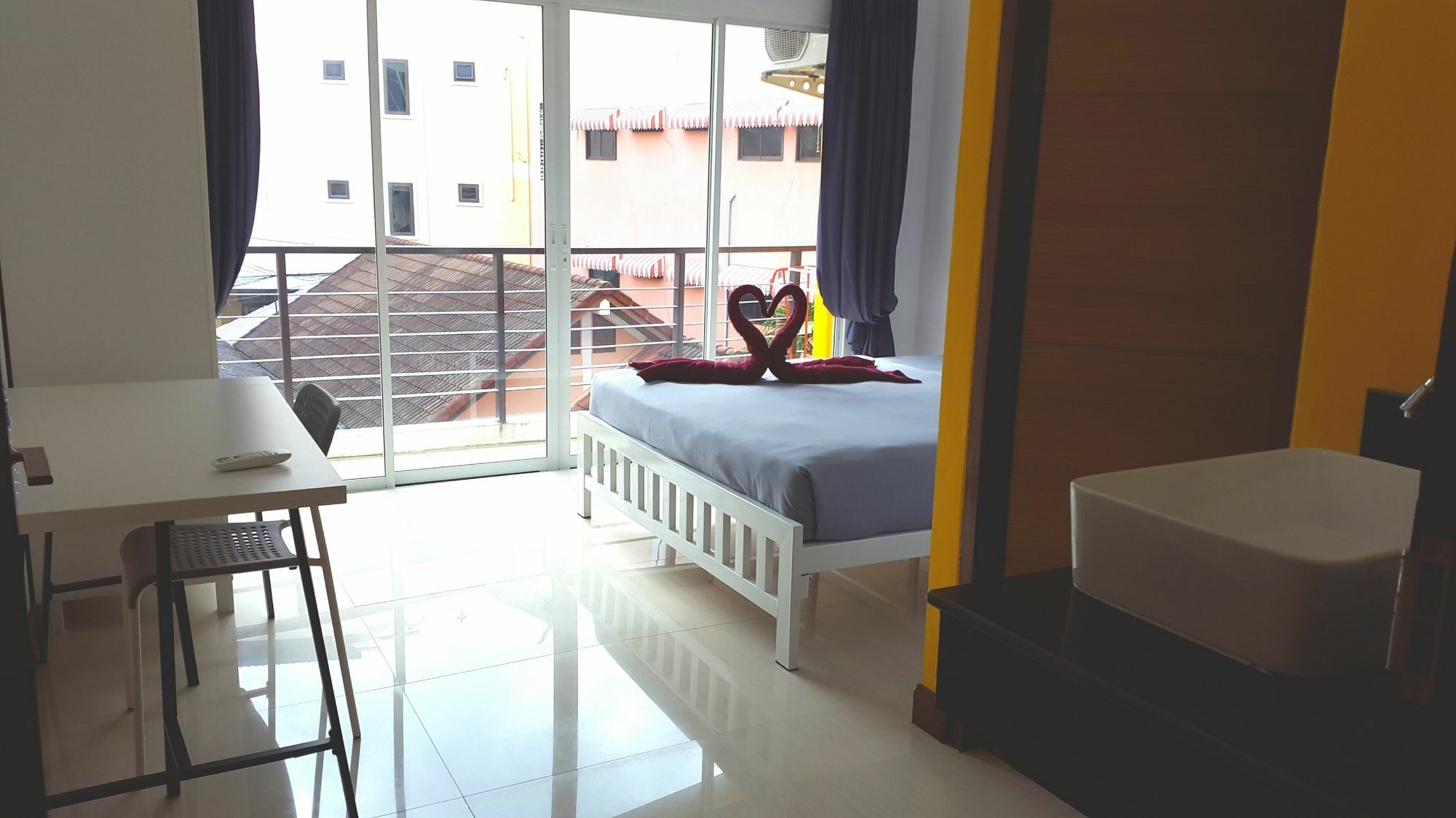 Bedbox Guesthouse And Hostel Patong Bagian luar foto