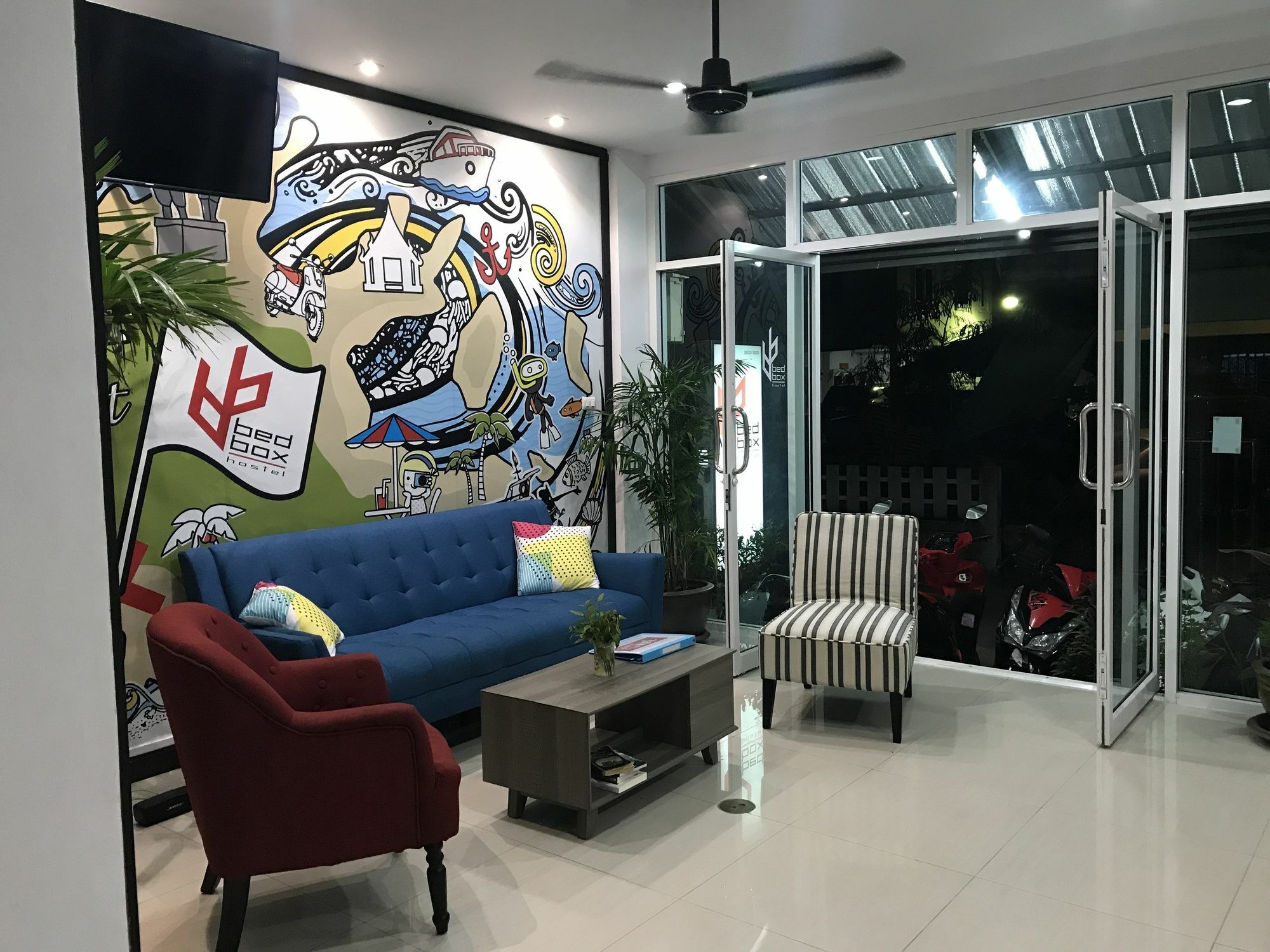 Bedbox Guesthouse And Hostel Patong Bagian luar foto